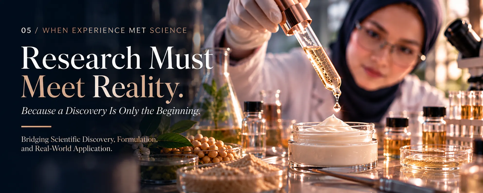 Peneliti meneteskan larutan dari pipet ke krim di laboratorium, dikelilingi kedelai, serbuk, dan mikroskop